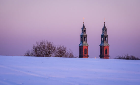 Dwie wieże bazyliki w Piekarach śląskich