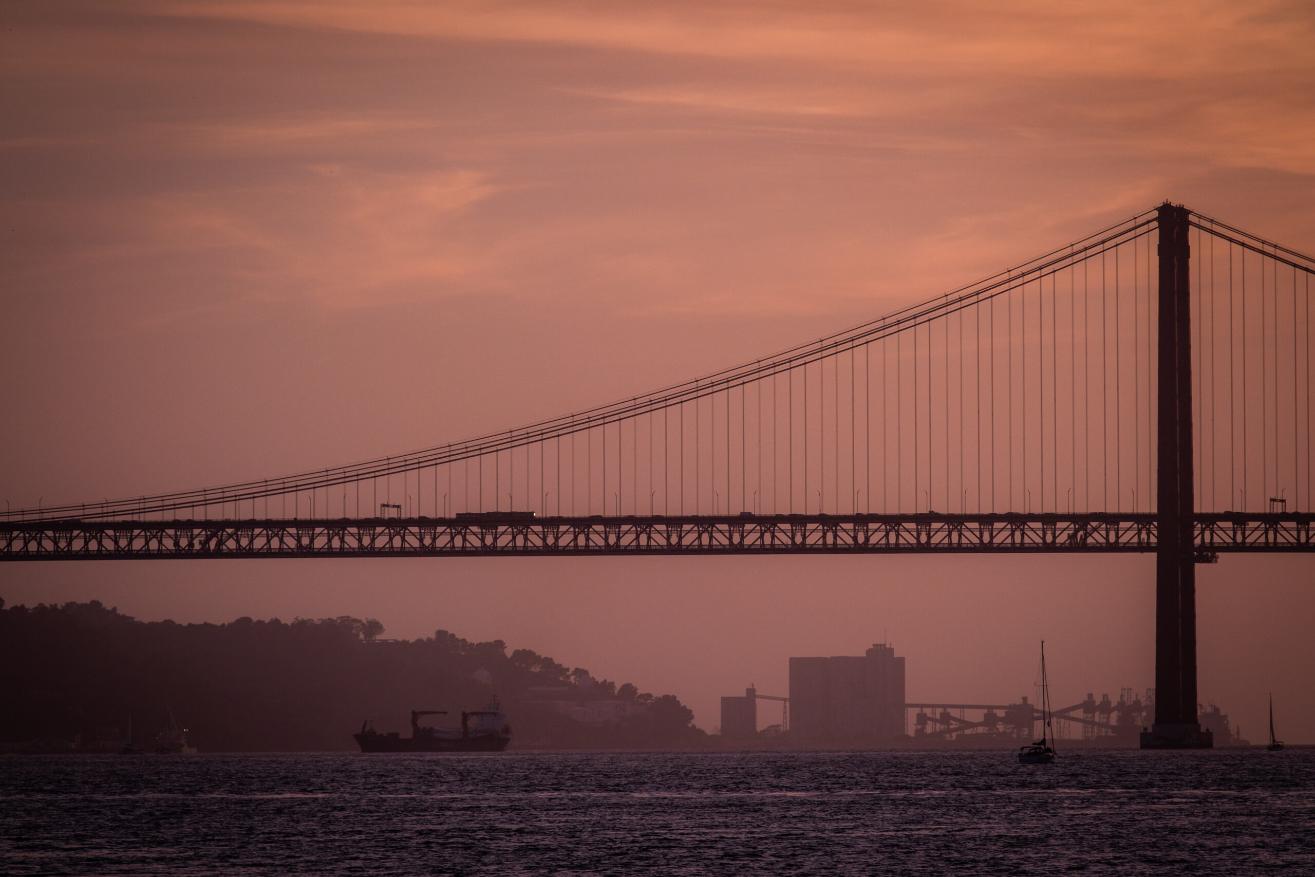 Most nad Tagiem w Lizbonie o zachodzie słońca