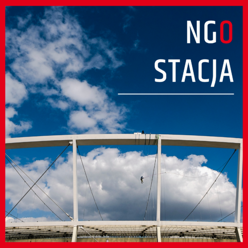 Mała osoba skacząca z dachu stadionu śląskiego