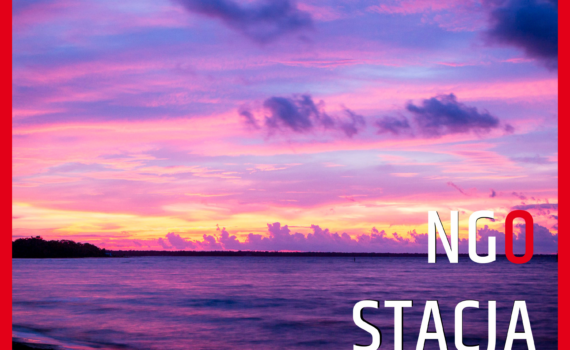 Okładka 103 odcinka podcastu - wschód słońca na plaży