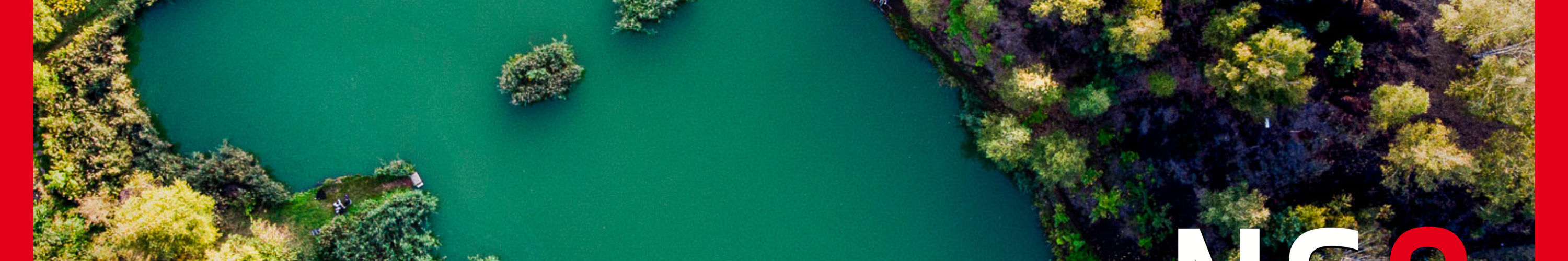 Okładka 112 odcinka podcastu pn. "Prawie wszystko o KSeF". Na obrazku jest staw na Arce sfotografowany z loty drona.