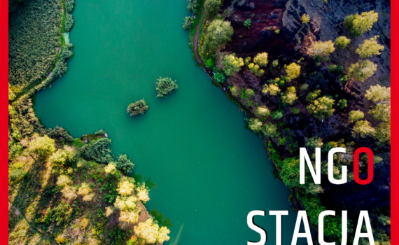 Okładka 112 odcinka podcastu pn. "Prawie wszystko o KSeF". Na obrazku jest staw na Arce sfotografowany z loty drona.