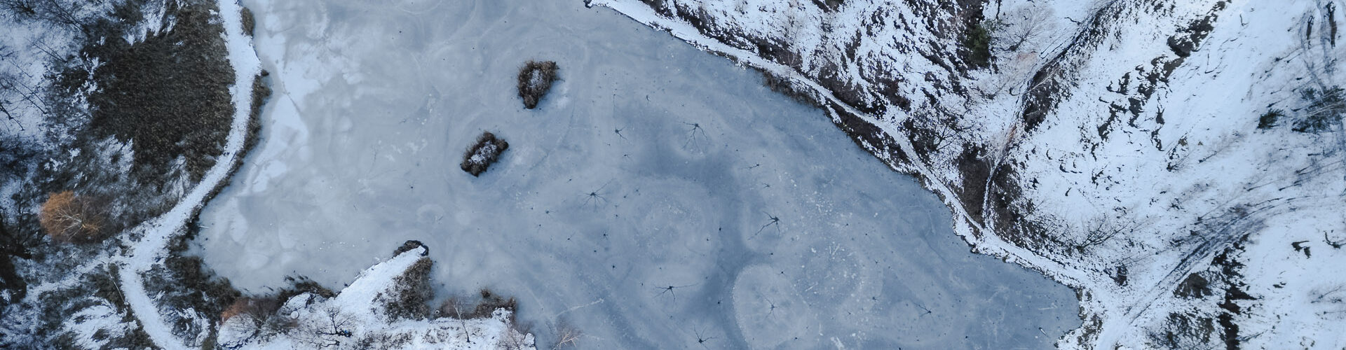 Zdjęcie zamarzniętego stawu na Ajsce z powietrza.