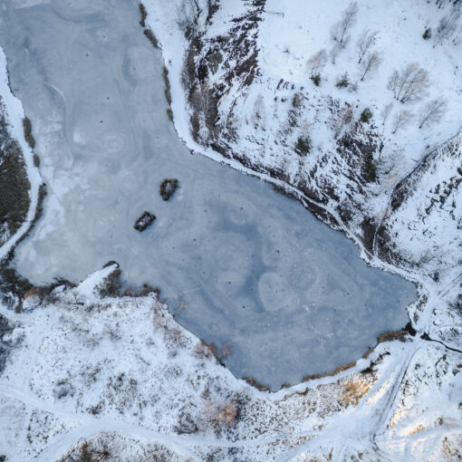 Zdjęcie zamarzniętego stawu na Ajsce z powietrza.
