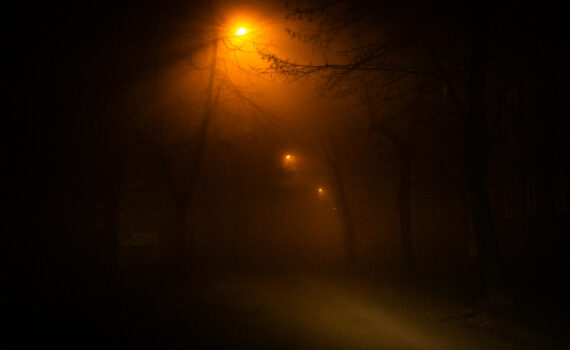Droga we mgle oświetlona 3 latarniami
